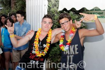 Študenti, ktorí chodia do školy, vítajú grilovačku