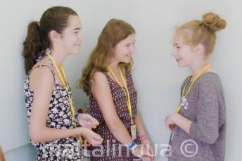 Študenti detského programu sa rozprávajú na základnej škole