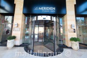 Vchod do hotela Le Meridien v St Julians