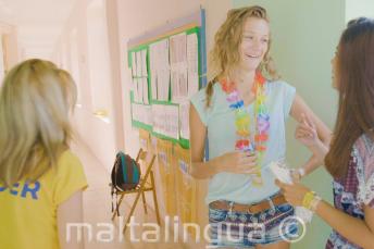 Vedúci skupiny so študentmi počas prestávky