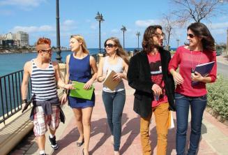 Cvičenie angličtiny po vyučovaní v St Julians Bay, Malta