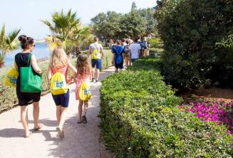 Učiteľka vedie žiakov na hodinu angličtiny v prírode