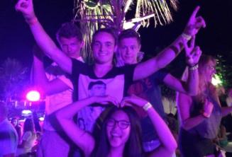 4 študenti tancujú na uvítacom večierku školy