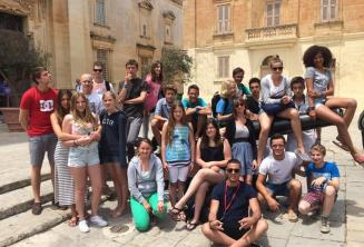 Študenti sediaci na kanóne v Mdine