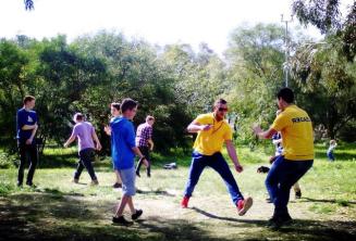 Študenti hrajúci hry v parku Kennedy Grove v blízkosti našej rezidencie pre žiakov základnej školy