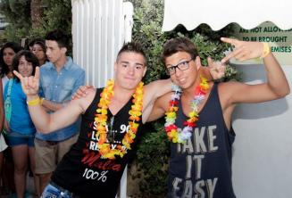 Študenti, ktorí chodia do školy, vítajú grilovačku