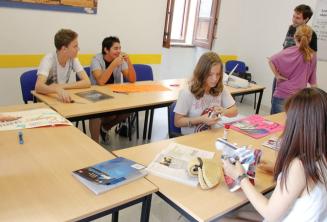 Študenti pracujúci na projekte z angličtiny