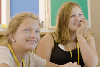 Študenti počúvajú učiteľa