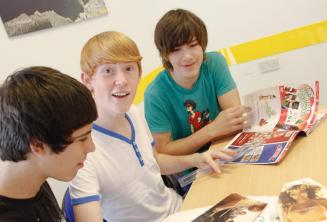 Študenti angličtiny na nižšej úrovni absolvujú jazykový kurz.