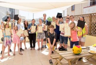 Skupina študentov angličtiny, ktorí absolvovali jazykový kurz