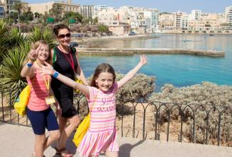 Študenti detského programu angličtiny na prechádzke s učiteľom