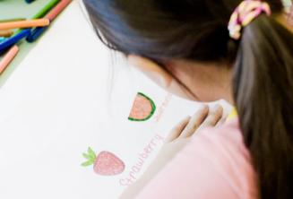 Mladý študent kreslí a píše v angličtine