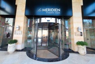 Vchod do hotela Le Meridien v St Julians