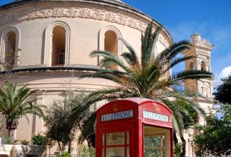 Červená telefónna búdka pred rotundou v Mostě