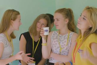 Učiteľ a vedúci skupiny v rozhovore so študentmi