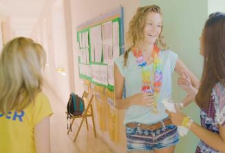 Vedúci skupiny so študentmi počas prestávky