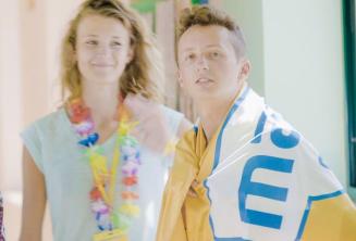 Študent s vlajkou Maltalingua