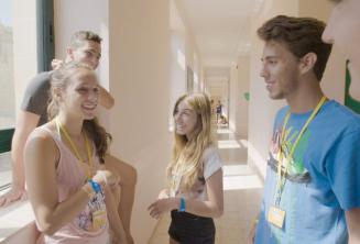 Študenti sa rozprávajú v našej jazykovej škole pre juniorov