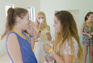 2 študenti angličtiny sa rozprávajú v škole