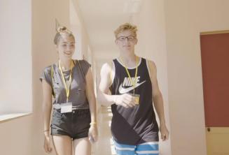 Teenager a teenagerka prechádzajúci sa po jazykovej škole