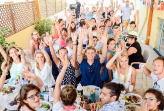 Študentské grilovanie na streche našej jazykovej školy v St. Julians