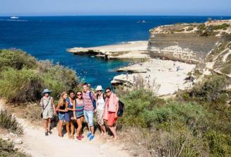 Študenti angličtiny na návšteve St Peter's Pool, Malta